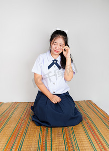 亚洲泰国摄影照片_哭泣的亚洲泰国高中学生