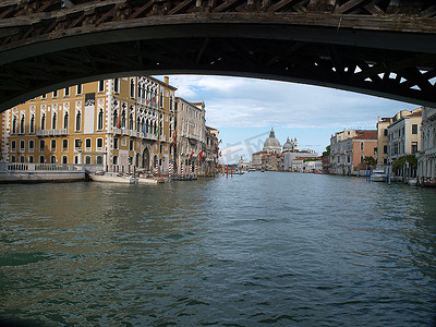 彩礼礼炮摄影照片_威尼斯 - 大运河和礼炮的视图
