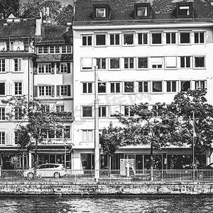 复古单色摄影照片_苏黎世 HB 火车总站、Hauptbahnhof、瑞士建筑和瑞士苏黎世旅游目的地附近历史悠久的老城区街道和建筑的复古单色景观