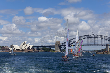 悉尼大海摄影照片_悉尼歌剧院和悉尼市中心的天际线