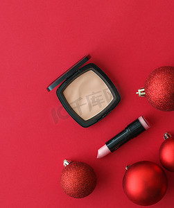 圣诞促销摄影照片_用于美容品牌圣诞促销的化妆品和化妆品产品套装，豪华红色平面背景作为假日设计