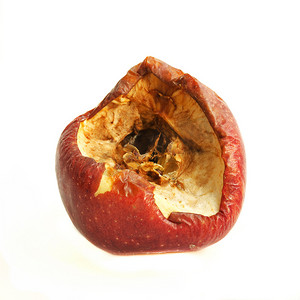 感染摄影照片_大红被咬掉和孤立在白色背景上的烂苹果。