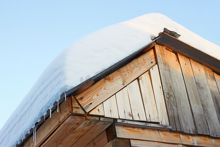 雪屋顶摄影照片_质朴的木制屋顶与雪