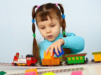 玩玩具铁路的小女孩学龄前儿童