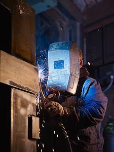 工业中的人摄影照片_在重工业中担任焊工的人