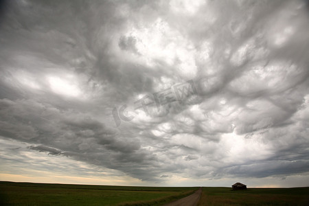 大气公路摄影照片_萨斯喀彻温乡村公路上空的暴风云
