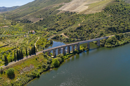 葡萄牙杜罗河地区的桥梁无人机视图，如哈利波特电影