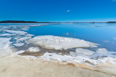 冰漂流期间湖上融化的冰。