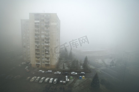 灰色雾气摄影照片_朦胧的城市场景