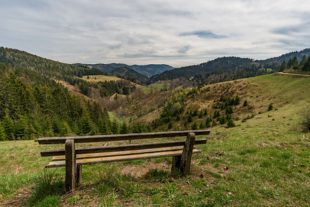 云舍摄影照片_在黑森林美丽的舍瑙 (Schonau) 的 Belchen 徒步旅行