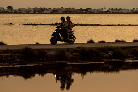 covid19 时代西班牙福门特拉岛的 Ses Salines 自然公园骑摩托车的人。