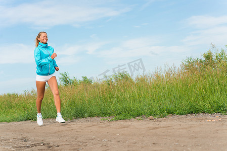 动态免费摄影照片_年轻女子跑步