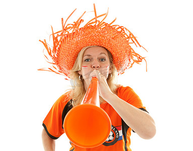 带着橙色呜呜祖拉的荷兰足球支持者