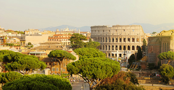 罗马城市景观天际线与古罗马的地标：体育馆和罗马广场意大利著名的旅游目的地。