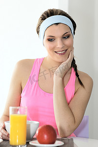 吃早餐的运动女人