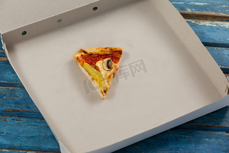 披萨盒中的披萨片