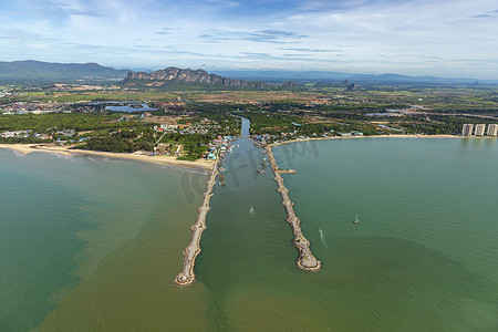 泰国Phetchaburi省Cha-am码头的航拍照片显示，许多渔船停在港口，准备在阳光明媚的日子去蔚蓝的大海捕鱼