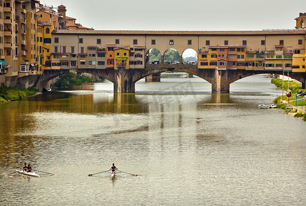 在意大利佛罗伦萨的阿诺河 Ponte Vecchio 廊桥上划船