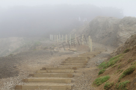 雾天的木楼梯