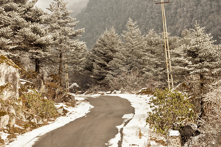 冬天多风雪雾湿滑泥泞平坦的喜马拉雅山路。 