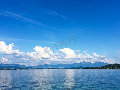 希尔摄影照片_田园诗般的瑞士风景，瑞士里希特斯维尔的苏黎世湖景观，山脉，苏黎世湖的蓝水，天空作为夏季自然和旅游目的地，是风景艺术印刷品的理想选择