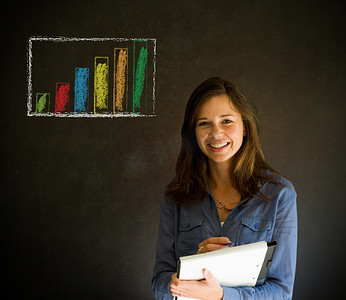 自信的女商人或老师用记事本和笔在黑板上用图表