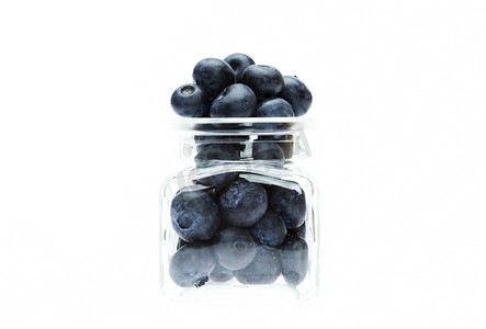 玻璃瓶中的蓝莓与白色隔离