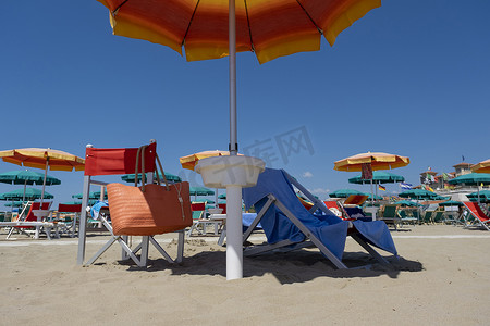 太阳伞躺椅摄影照片_带太阳伞的躺椅在海滩上