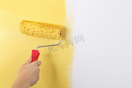 用油漆滚筒刷墙