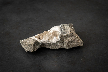 在自然界中发现的含有天然石棉部分的岩石