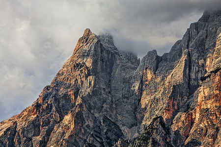 多洛米蒂山脉的山峰和云彩