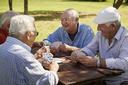“活跃的老年人，一群老朋友在公园打牌”