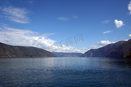 海蓝背景摄影照片_挪威峡湾