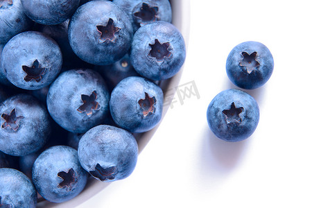 白色碗中的一堆成熟蓝莓