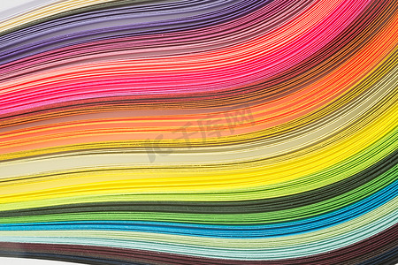 彩虹波浪摄影照片_白色背景上的抽象彩色波浪卷曲彩虹条纸