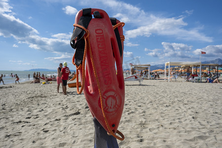 “沙滩伞、护身浮标和脚蹼”