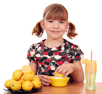 快乐的小女孩做柠檬水