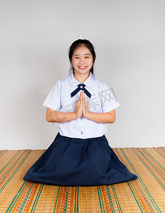 泰国留学摄影照片_高中亚洲泰国学生的顶礼