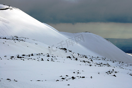 “埃特纳火山，被雪覆盖的西西里岛火山”