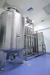 蒸馏器摄影照片_工厂里的蒸馏水机