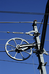 线条城市高铁摄影照片_在蓝天的电铁铁路钢基础设施
