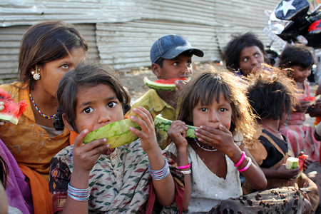 贫困儿童摄影照片_可怜的饥饿儿童