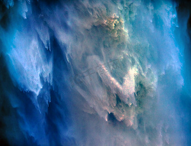 国潮精灵摄影照片_水精灵从薄雾中涌现 斯诺夸尔姆瀑布 华盛顿瀑布