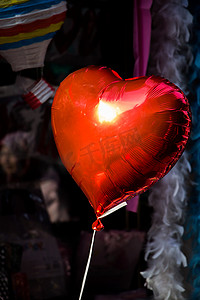 未婚夫摄影照片_集市上的小红心形气球