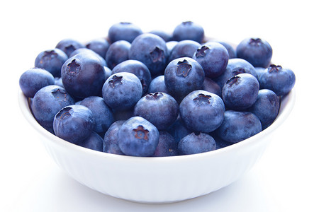 装满成熟蓝莓的大白碗