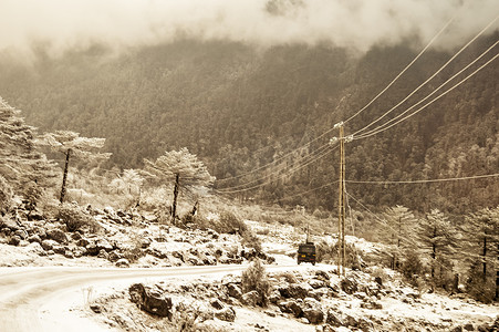 印度北部列城 — 拉达克的山天背景下乡村道路的美丽景观