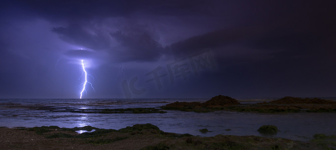 雷雨话剧摄影照片_在地中海海滩的雷雨
