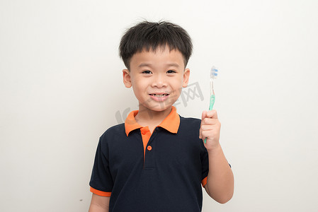 英俊的小男孩刷牙