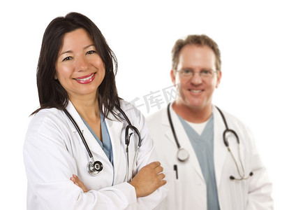 医生背后摄影照片_西班牙裔女医生和背后的男同事