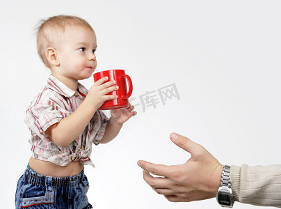 爸爸拿摄影照片_爸爸拿了一个小儿子一个红色杯子